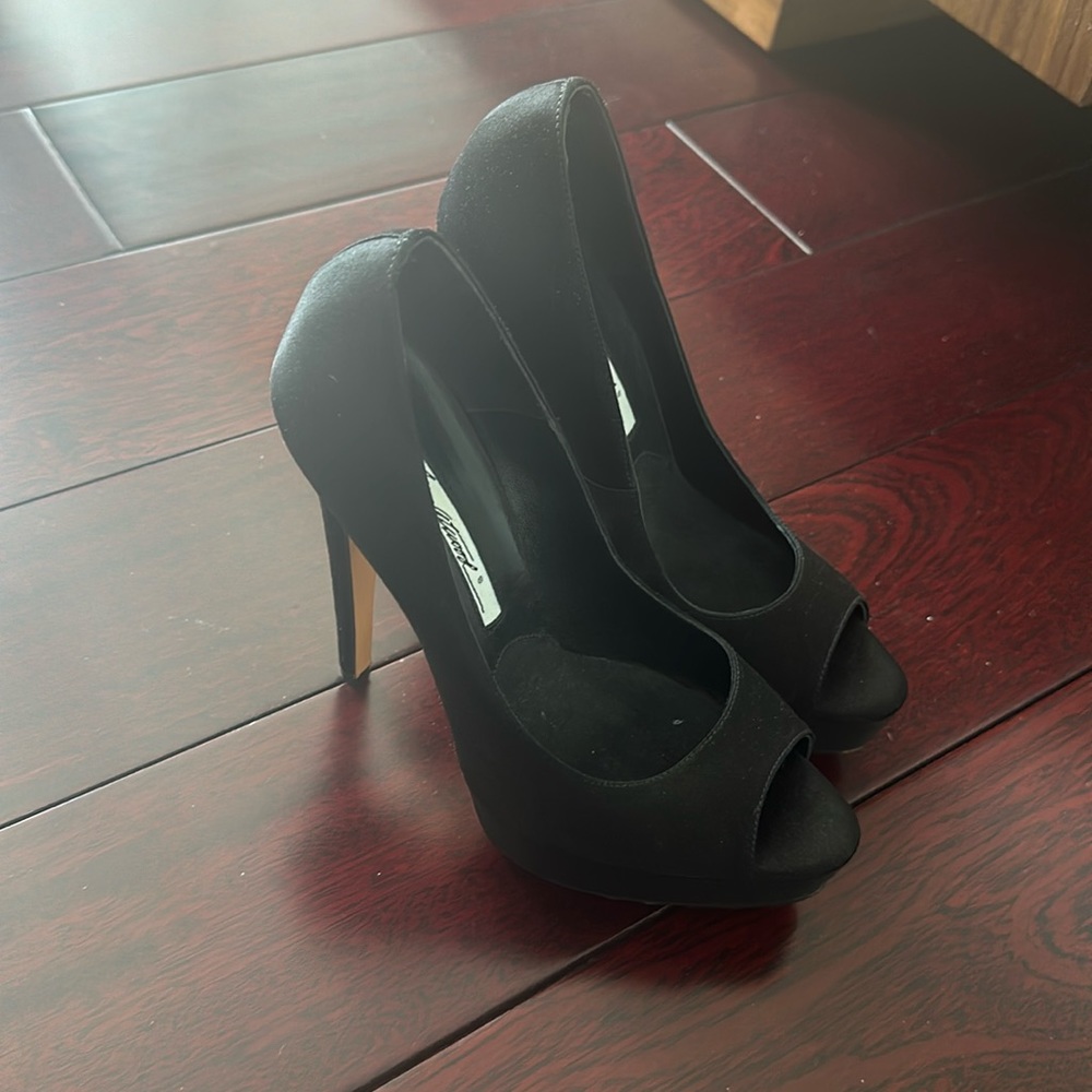 Brian Atwood peep toe heels 655 Madison ave size 36 made in Italy